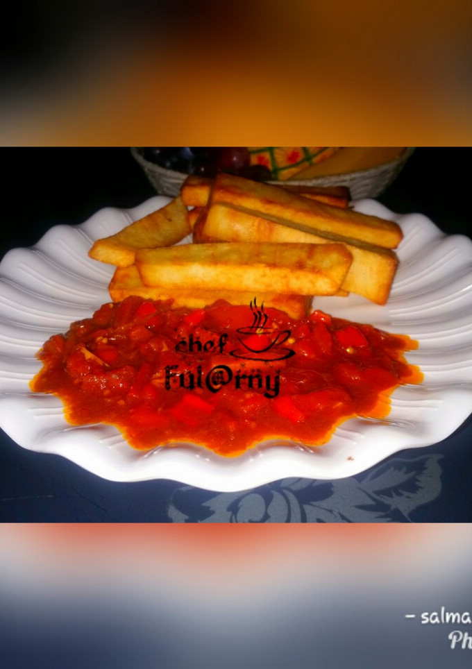 A picture of Fried yam with garlic and tomatoes souce by salma.s.Adam.