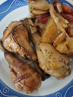 Una foto de Muslos de Pollo con Aromas de Monte al Horno