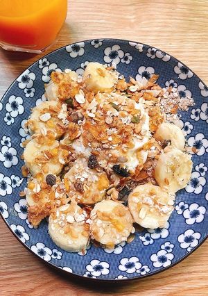 Hình của món Ngũ cốc Granola mix sữa chua bữa sáng giảm cân.