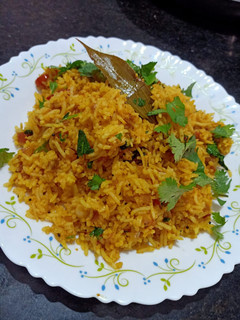 टोमेटो राइस (tomato rice recipe in Hindi) रेसिपी मुख्य फोटो
