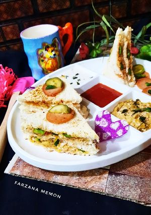 A picture of Chicken peperoni club sandwiches 🥪 😋.