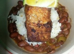 Una foto de Arroz con poroto y filete de atún frito