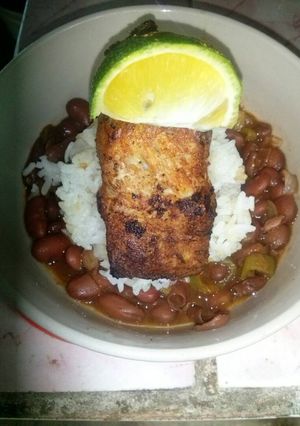 Una foto de Arroz con poroto y filete de atún frito