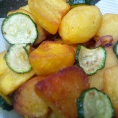 A picture of Fried potatoes cubes.