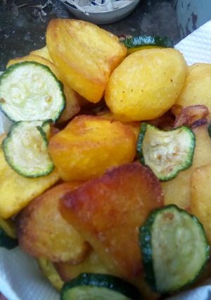 A picture of Fried potatoes cubes.