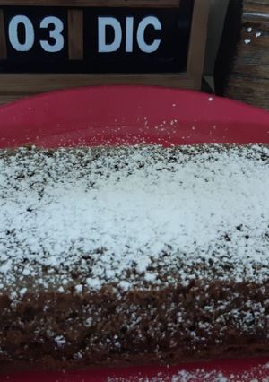 Una foto de Torta de banana y chocolate en polvo