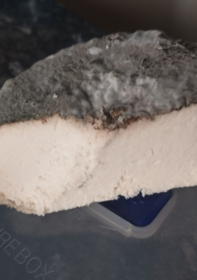 Una foto de Roquefort vegano