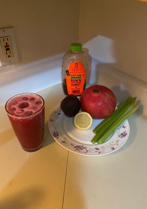 صورة لوصفة ‏ ‏عصير الفاكهة والخضار والبنجر والكرفس 🍑🍅🥬🥬