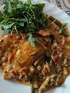 Una foto de Pollo con verduras y nata