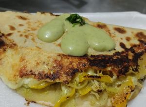 Una foto de Quesadillas🧀de pollo🍗y vegetales🥙en salsa🌮de cilantro🌿🧀🌯