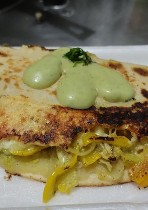 Una foto de Quesadillas🧀de pollo🍗y vegetales🥙en salsa🌮de cilantro🌿🧀🌯