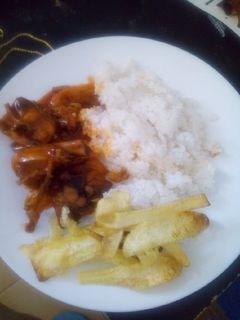Una foto de Pollo troceado agridulce con láminas fritas de plátano verde