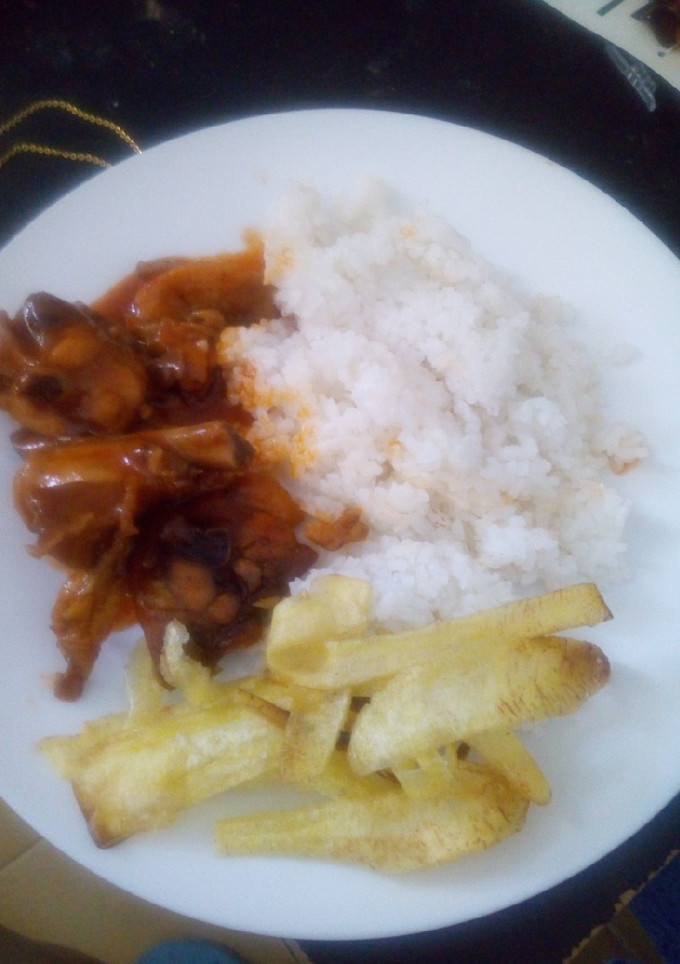 Una foto de Pollo troceado agridulce con láminas fritas de plátano verde