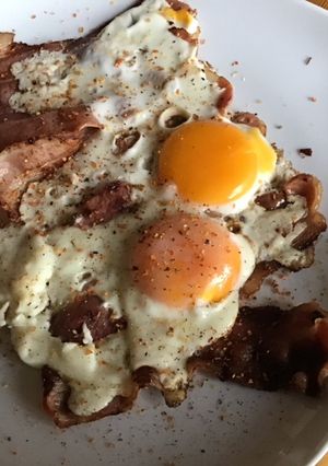 Une photo de Œufs au bacon à la plancha