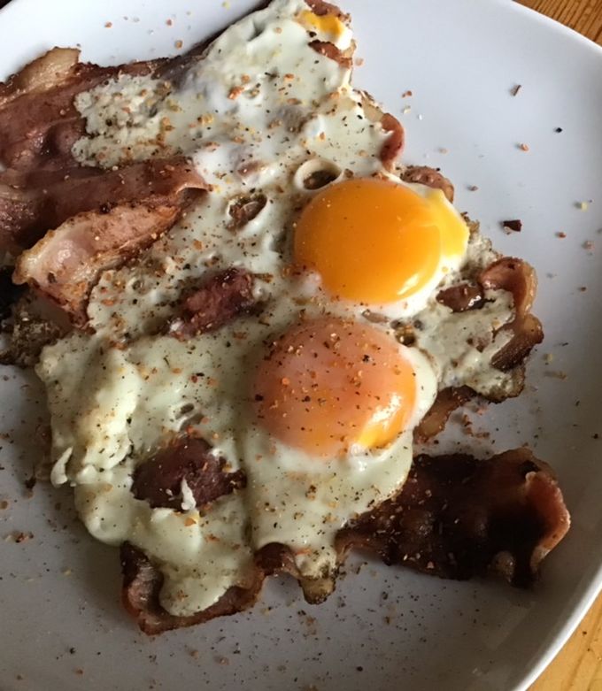 Une photo de Œufs au bacon à la plancha