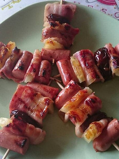 Una foto de Brochetas de salchichas súper tiernas, piña, bacon y dátiles 😄