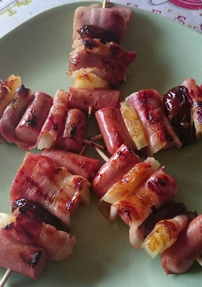 Una foto de Brochetas de salchichas súper tiernas, piña, bacon y dátiles 😄