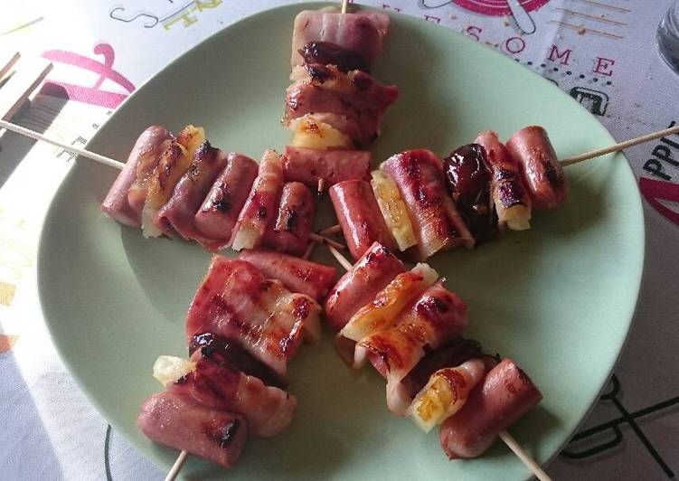 Brochetas de salchichas súper tiernas, piña, bacon y dátiles 😄