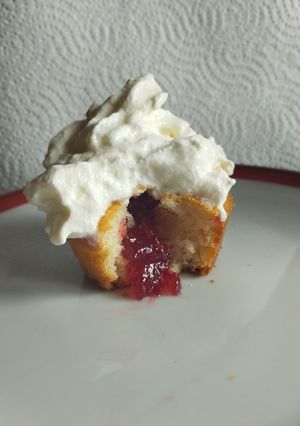 Une photo de Cupcakes légers à la framboise et à la crème chantilly