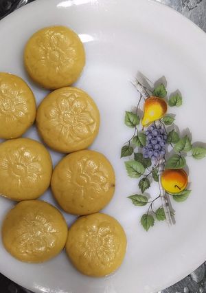 માવા ના પેંડા(mava na penda recipe in gujarati) રેસીપી મુખ્ય ફોટો