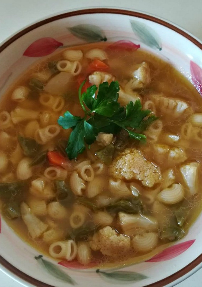 Una foto de Sopa de verduras y pasta