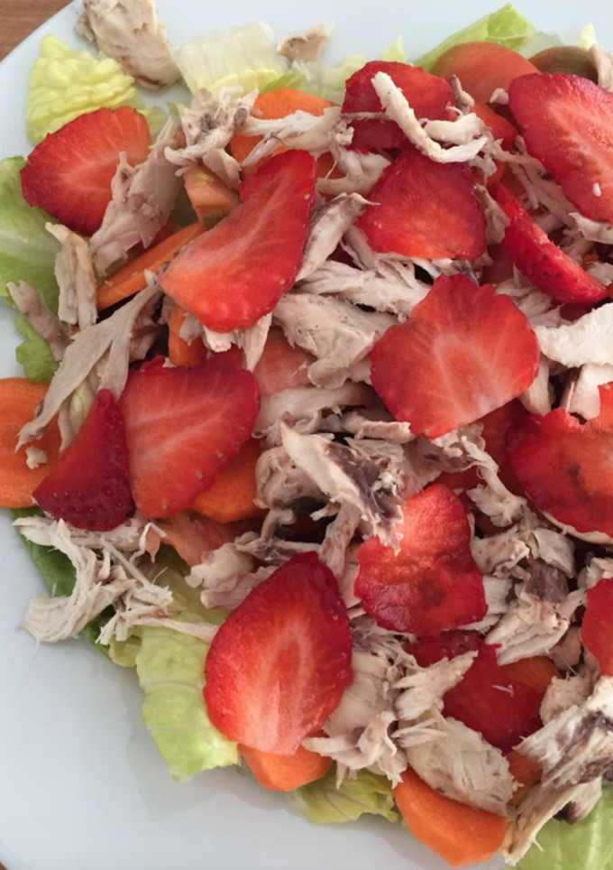 Una foto de Ensalada de sobras de pollo con fresas para niños