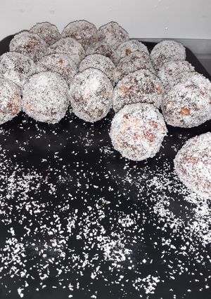 O poză a rețetei Biluțe cu biscuiți și cocos.