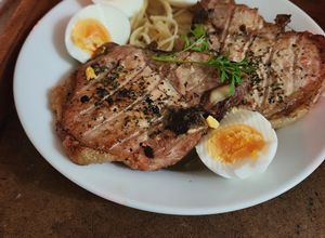 Una foto de Costillas de cerdo al horno condimentada con fideos