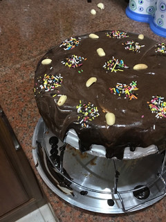 صورة لوصفة كيكه اسفنجي بصوص الشوكولاته