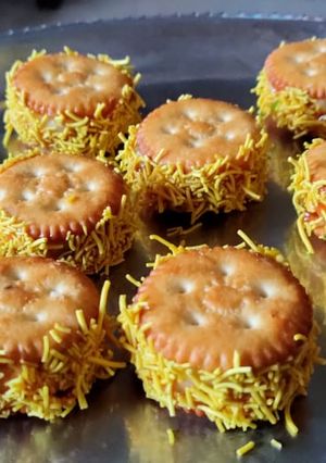 ચીઝી મોનેકો બિસ્કીટ (Cheesy Monaco Biscuit Recipe In Guajarati) રેસીપી મુખ્ય ફોટો