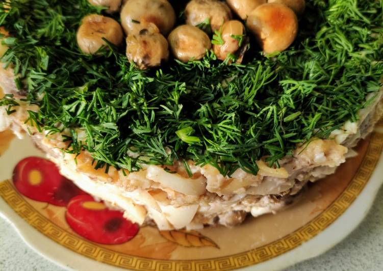 Салат с кальмарами и грибами