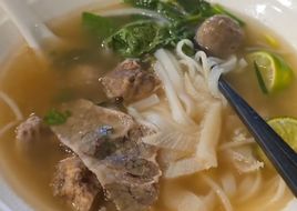 Sopa vietnamita de carne (Pho bò)