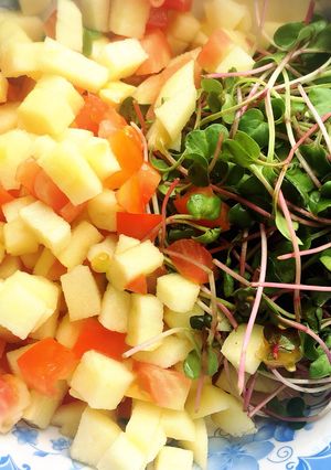 Hình của món #eatclean - Salad rau mầm hoa quả thập cẩm.