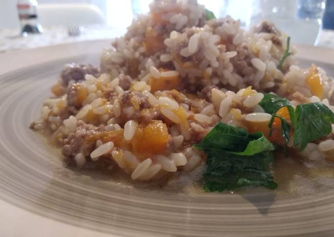 Guida passo passo a Preparare Fatto in casa super veloce Risotto con zucca, funghi e salsiccia