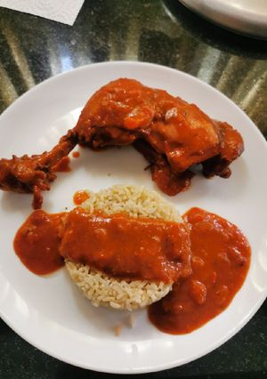 Una foto de Pollo al vino tinto + arroz integral
