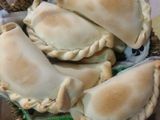 Empanadas de pollo y salsa blanca
