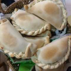Una foto de Empanadas de pollo y salsa blanca