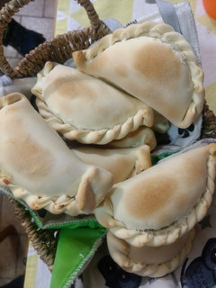 Una foto de Empanadas de pollo y salsa blanca