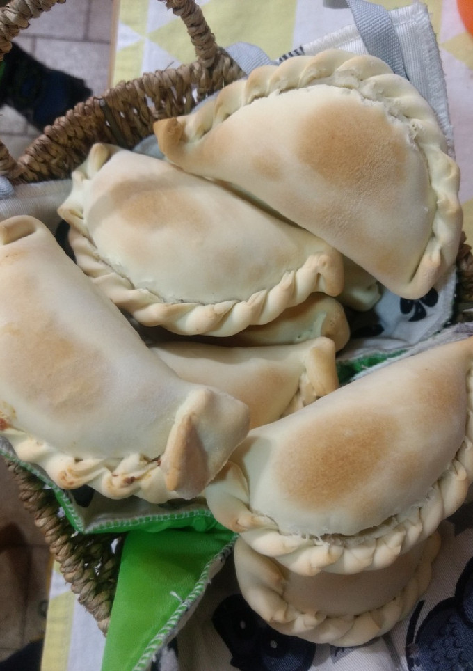 Una foto de Empanadas de pollo y salsa blanca