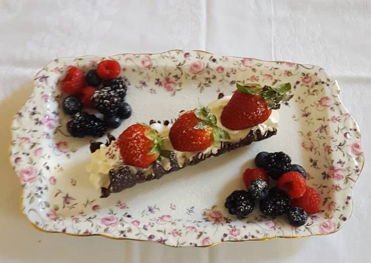 Recetta di Favorite Barchetta di cioccolato fondente con panna e frutti di bosco