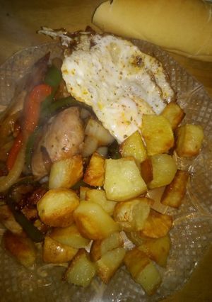 Una foto de Colita de cuadril de cerdo con verduras y huevos