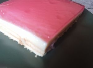Φωτογραφία της συνταγής Καλοκαιρινό γλυκό ψυγείου με ζελέ, κρέμα και μπισκότα