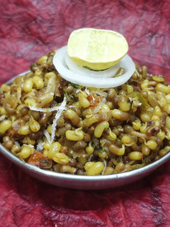 मटकीची उसळ (matki chi usal recipe in marathi) रेसिपी चे मुख्य फोटो