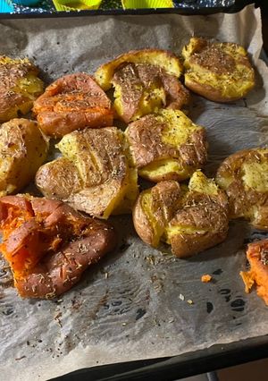 Rozmaringos, héjában sült krumpli lapítva recept fotója