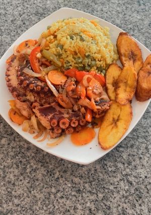 Una foto de Enchilado de pulpo con arroz con vegetales