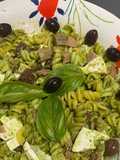 Espirales de pasta con salsa de albahaca