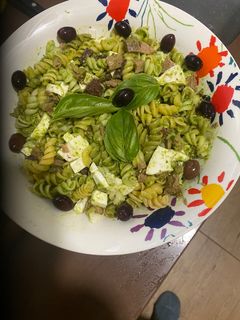 Una foto de Espirales de pasta con salsa de albahaca