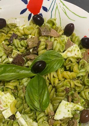 Una foto de Espirales de pasta con salsa de albahaca