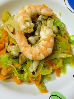 Una foto de Cintas de calabacín y zanahoria con frutti di mare