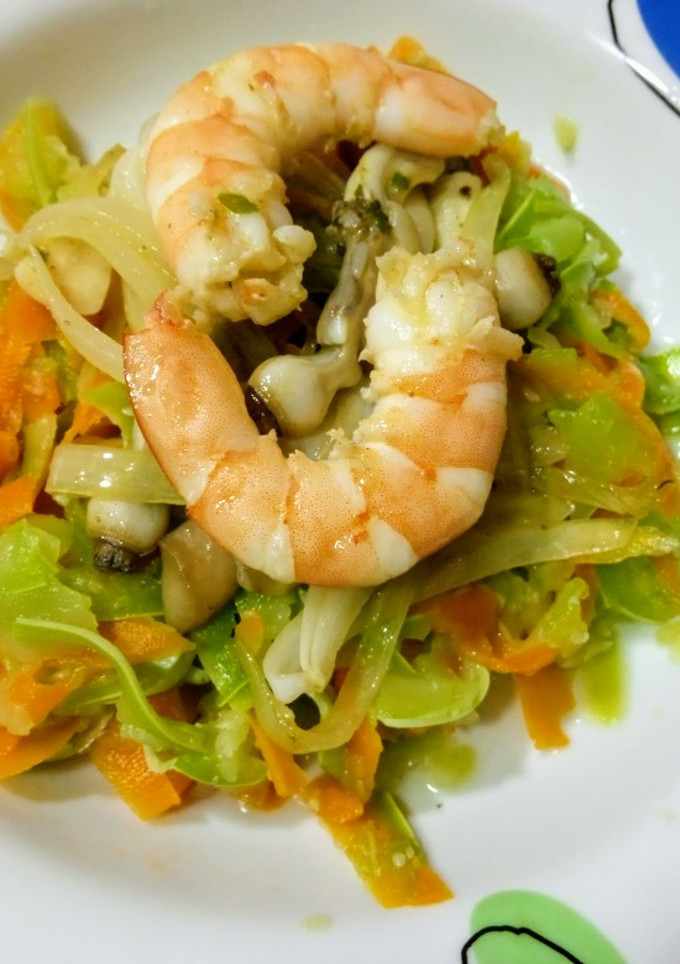 Una foto de Cintas de calabacín y zanahoria con frutti di mare